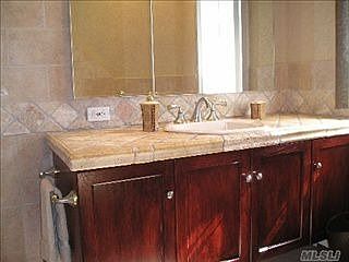 4th image of 2093 Berkley Ln