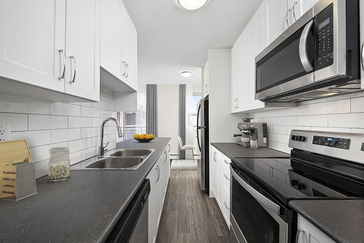7 Manhattan Crt. — Photo 1