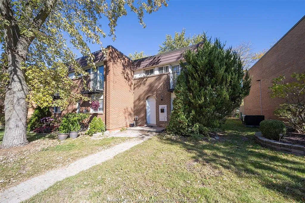 4 bed, 1.5 bath, $2,500 — Photo 2