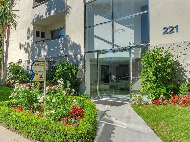 221 S Doheny Drive — Photo 2