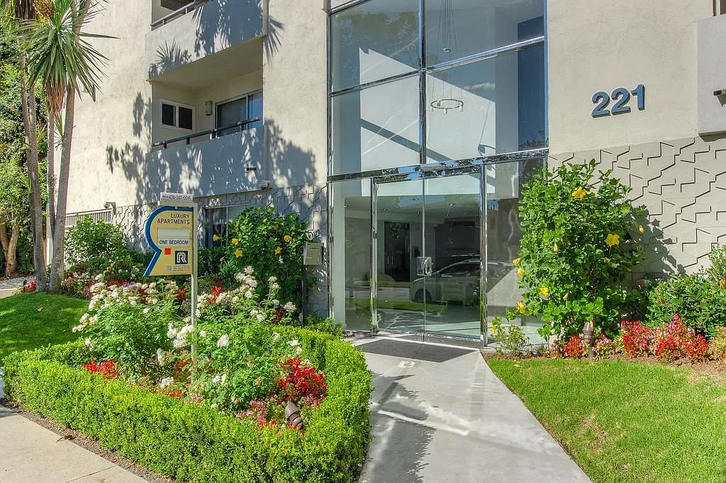 Building Photo - 221 S Doheny Drive