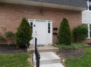 6911 N Parkway Dr, Middleburg Heights, OH 44130