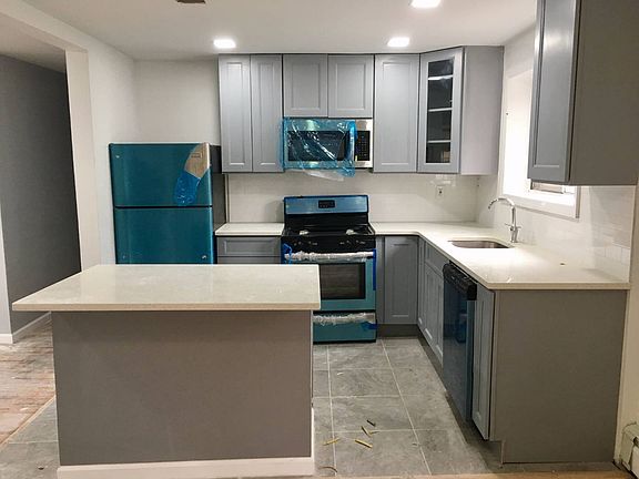 3rd image of 1822 Seward Ave