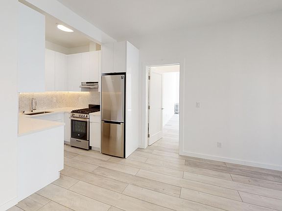 3rd image of 940 Hayes St #8