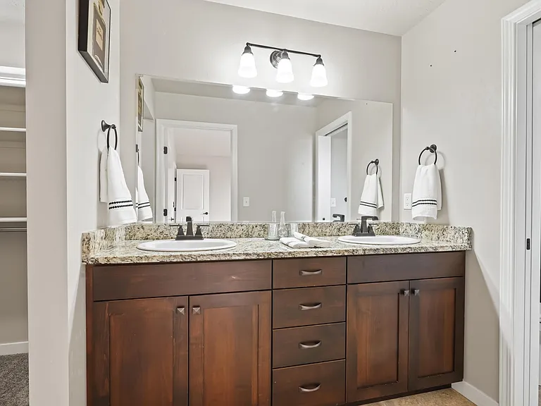 2810 E Clarene Dr — Photo 13