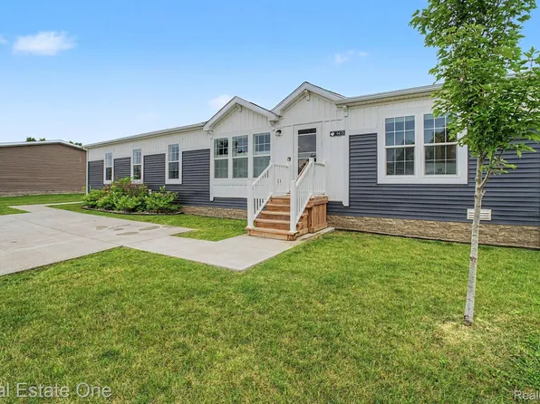 6435 Prince Blvd, Fenton, MI 48430