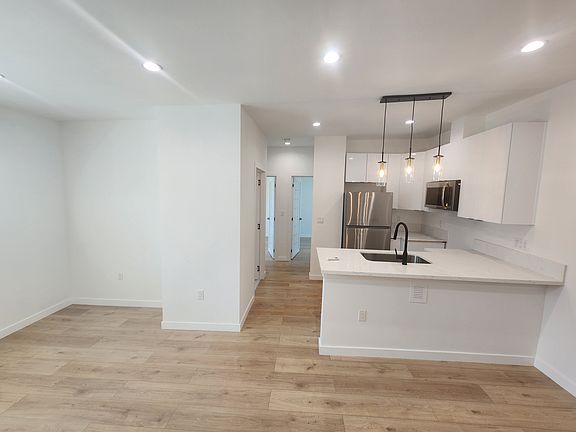 3rd image of 10940 Oxnard St #10942-1/2