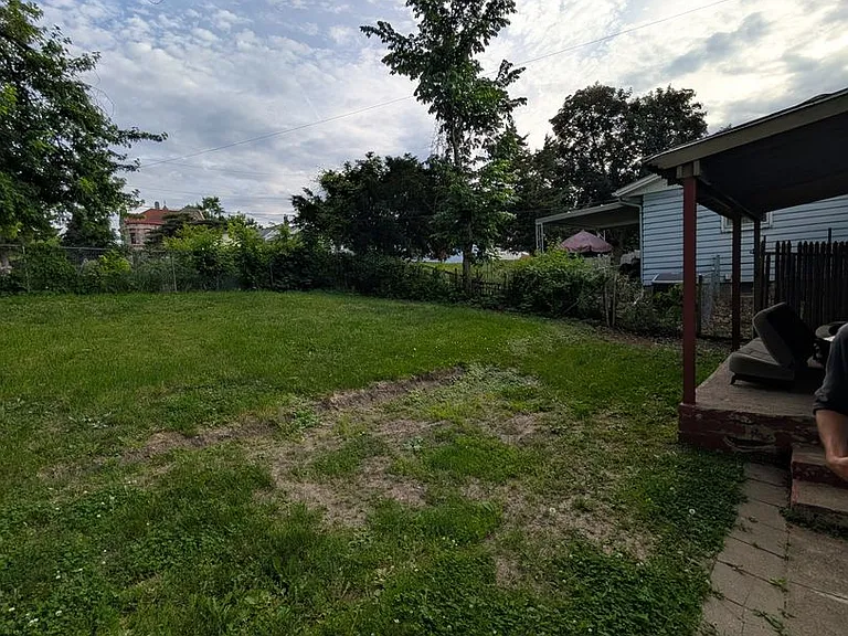 1009 W 10th St — Photo 4
