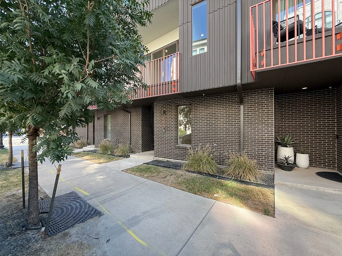 3 bed, 2.5 bath, 2146 sqft, $3,600 — Photo 2