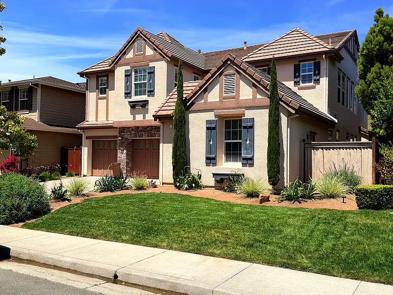 60 Laurelwood Dr — Photo 1