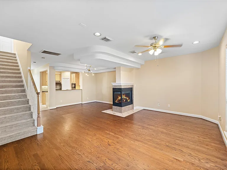 2406 Calumet St — Photo 20