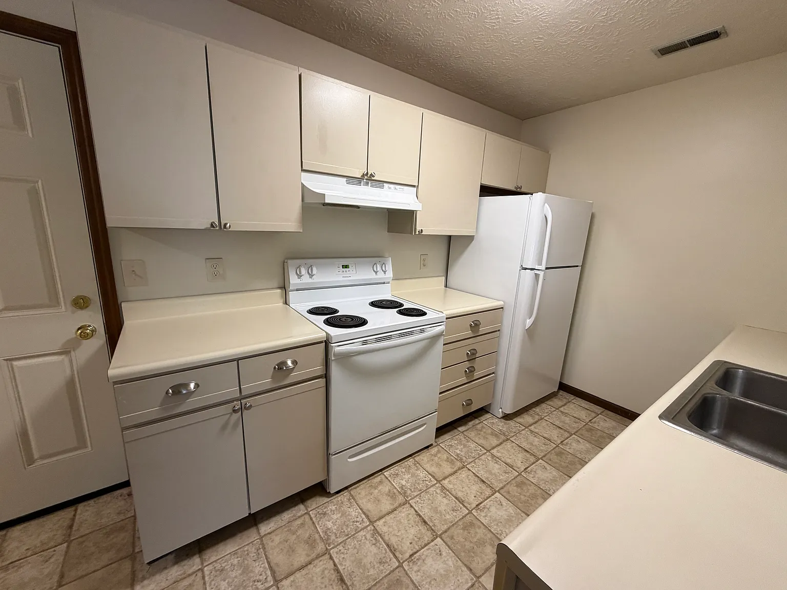 2 bed, 1.5 bath, 1320 sqft, $900 — Photo 4