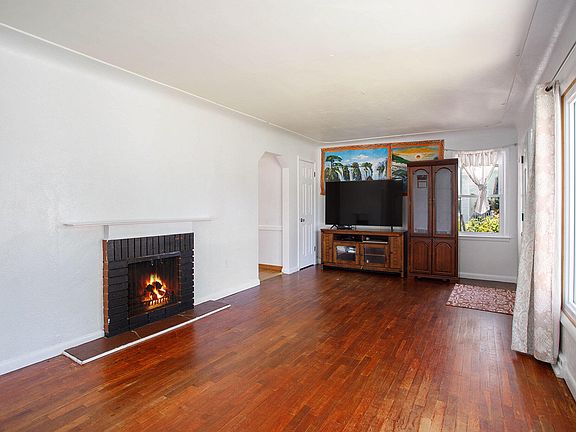 3rd image of 307 Pepperidge Ln