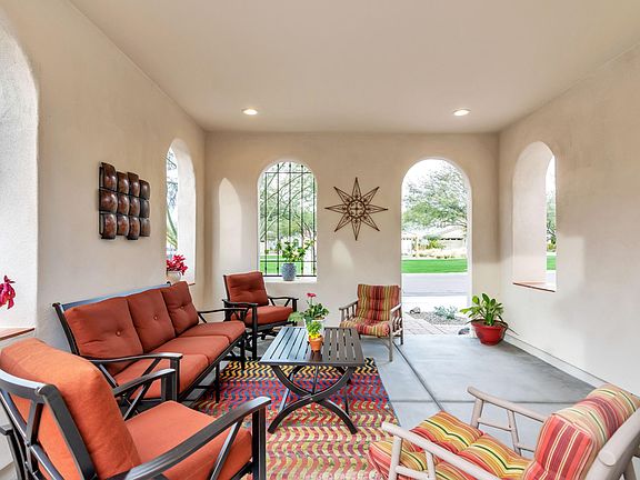 Colina front outdoor living