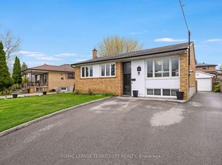 136 Strathburn Blvd, Toronto, ON M9M 2L1