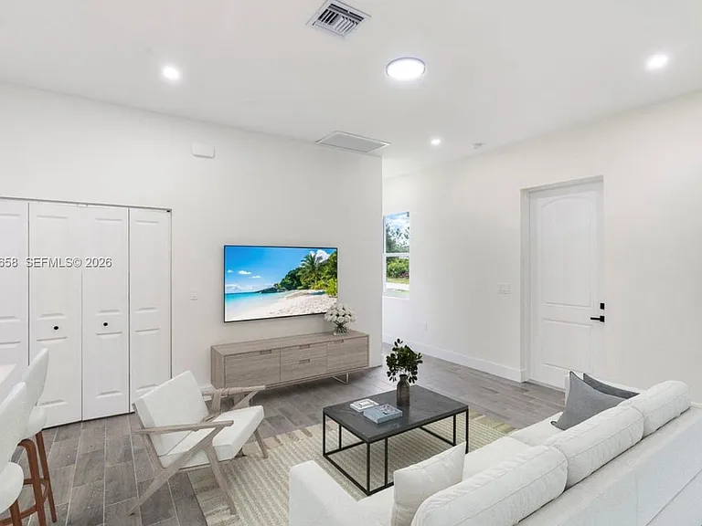 710 Peacock Ave — Photo 7
