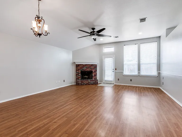 704 Fleming Dr — Photo 7