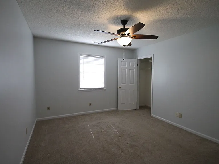 1077 Farm Pond Ln — Photo 8