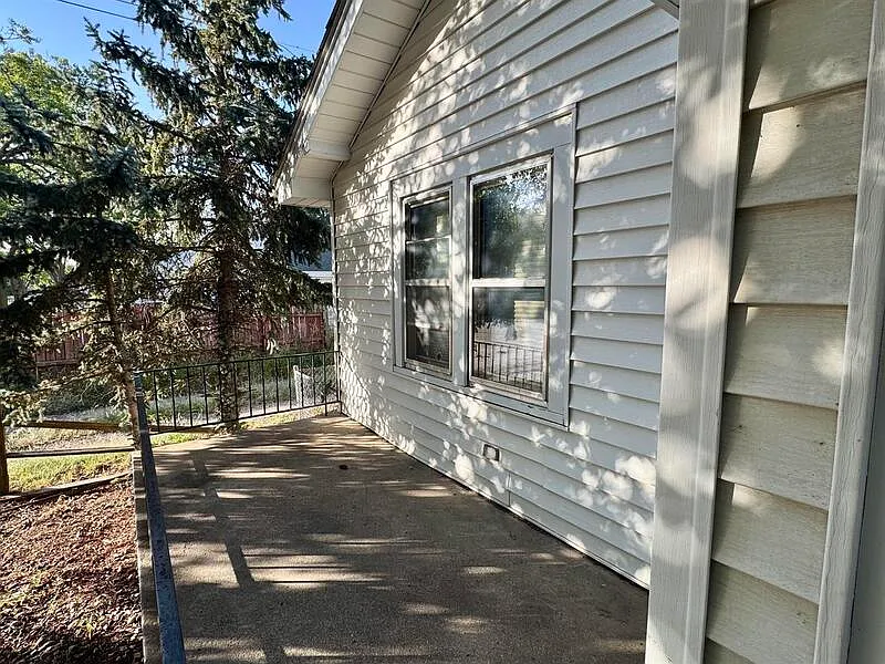 2 bed, 1.0 bath, 880 sqft — Photo 3