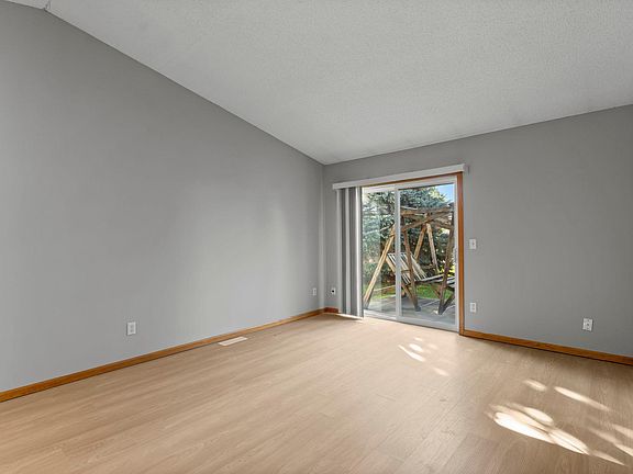 4th image of 2187 Cleveland Way S
