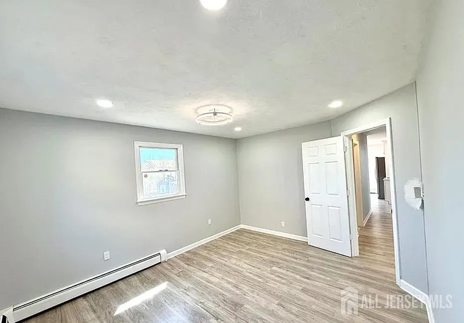 5 bed, 3.0 bath, 1960 sqft, $4,400 — Photo 2