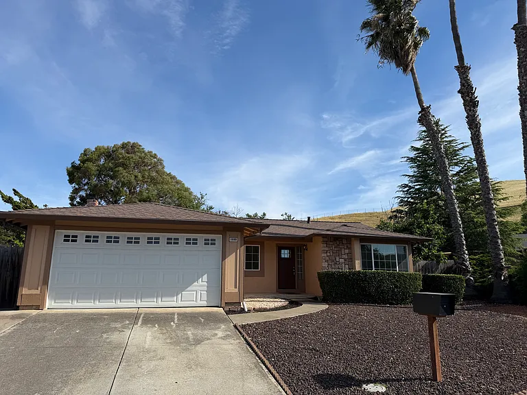 1089 Honey Ct — Photo 1