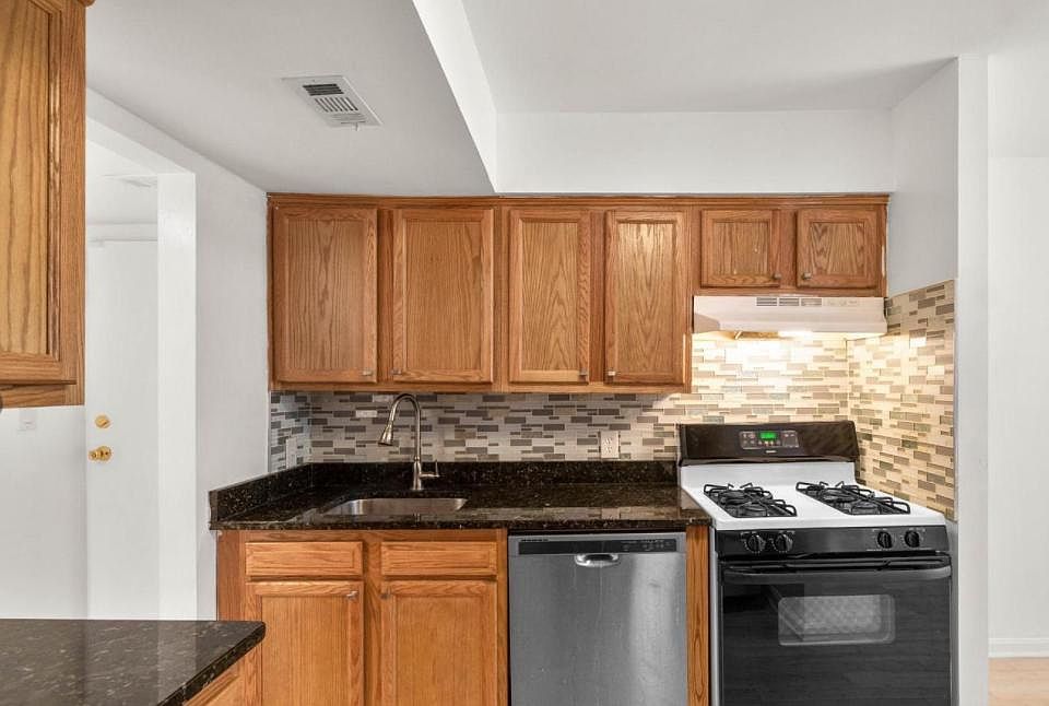 Newly reno'd kitchen with gas stove, granite, backsplash