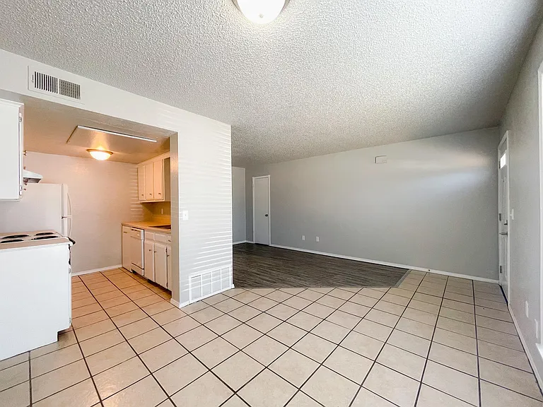 900 NW 24th St — Photo 2