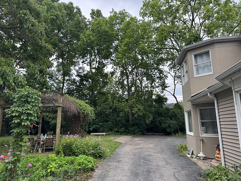 2751 Clifton Rd — Photo 3
