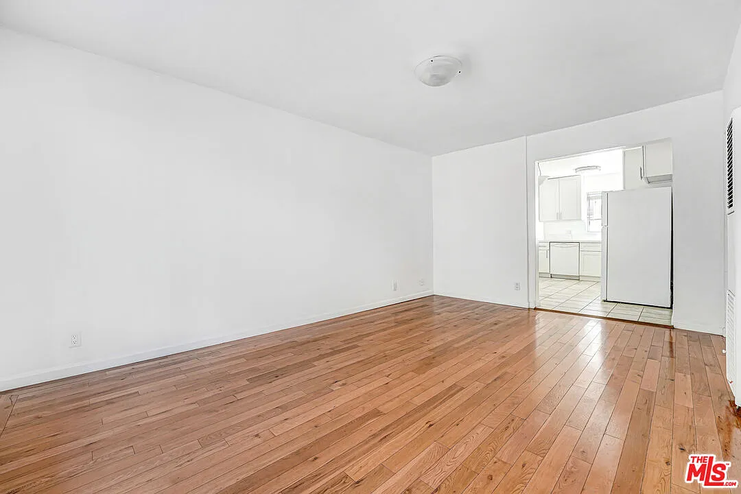 1427 N Martel Ave — Photo 3