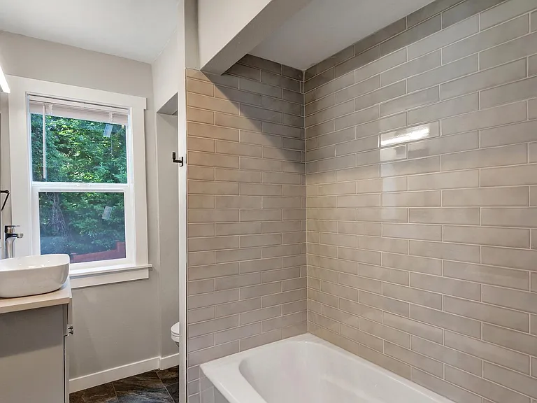5723 25th Ave NE — Photo 6