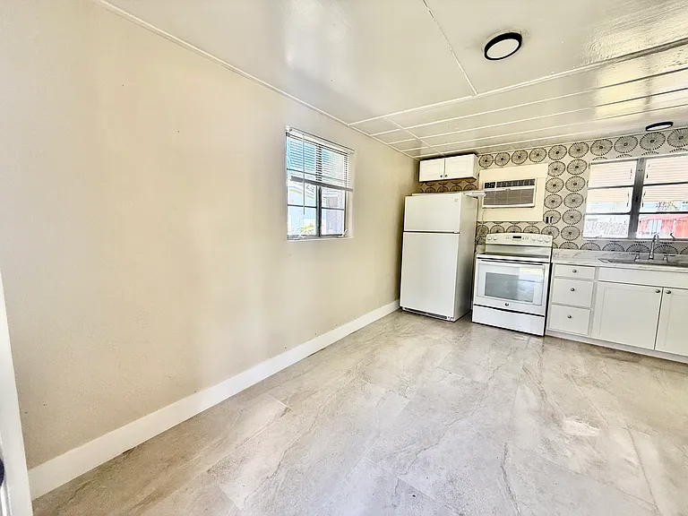 804 W Saint Petersburg Dr #804 — Photo 5