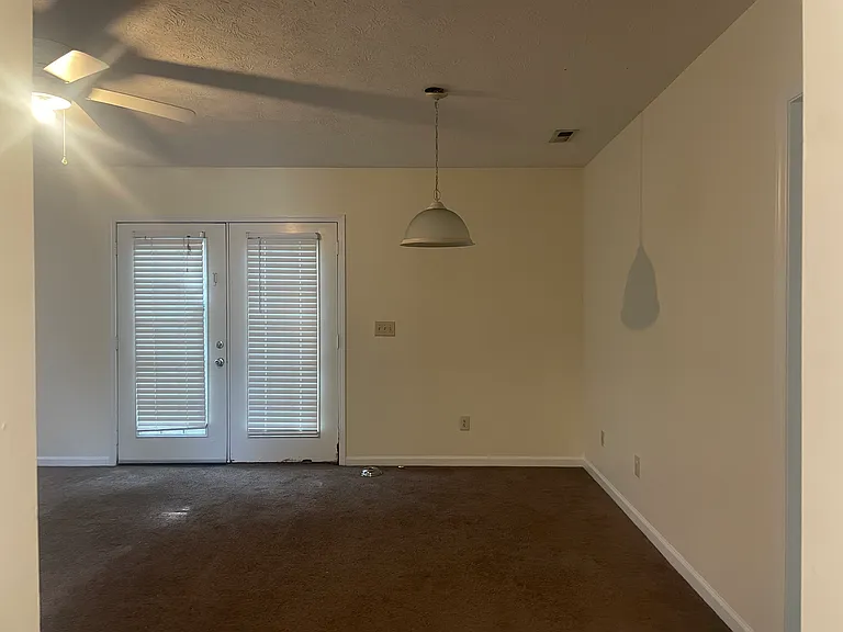 1027 Bonham Ave — Photo 2