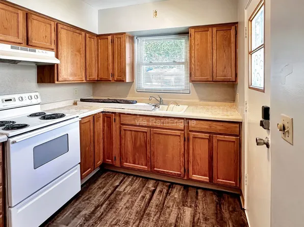 2713 S Burdick St, Kalamazoo, MI 49001