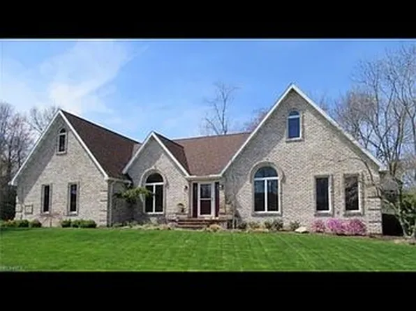 2208 Crestmont Dr, Girard, OH 44420