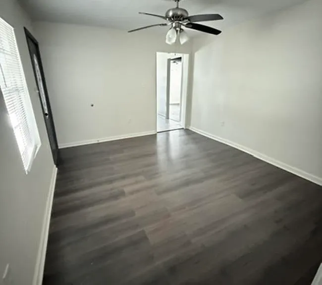 202 Leslie St — Photo 6
