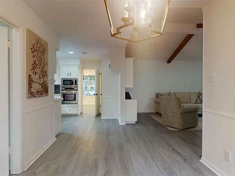 811 Devonport Ln — Photo 10