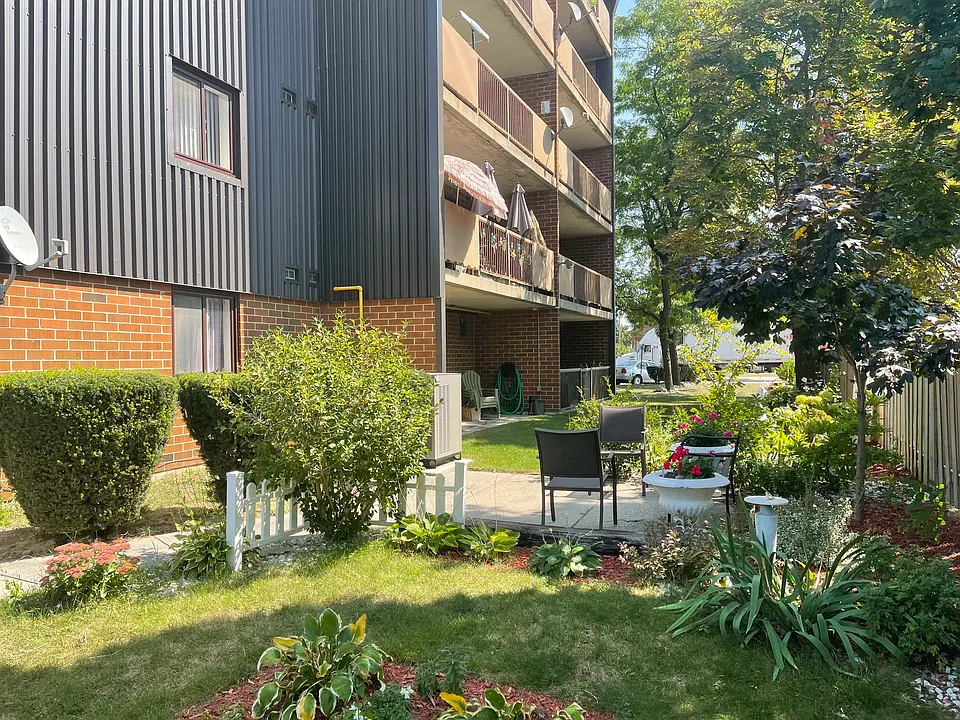 483 Christina St N