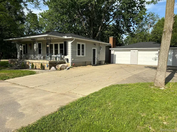 4037 Pringle Ave, Burton, MI 48529