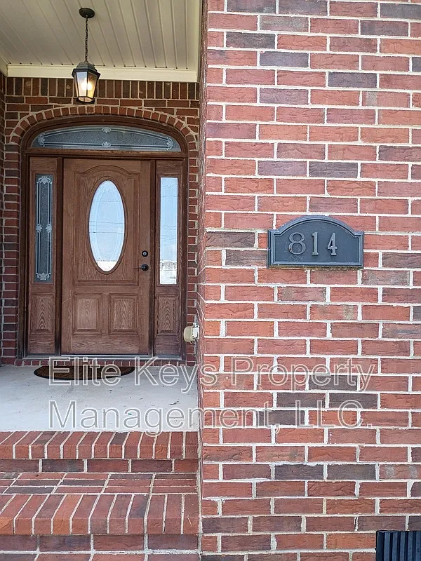 3 bed, 2.0 bath, 2617 sqft, $1,900 — Photo 2