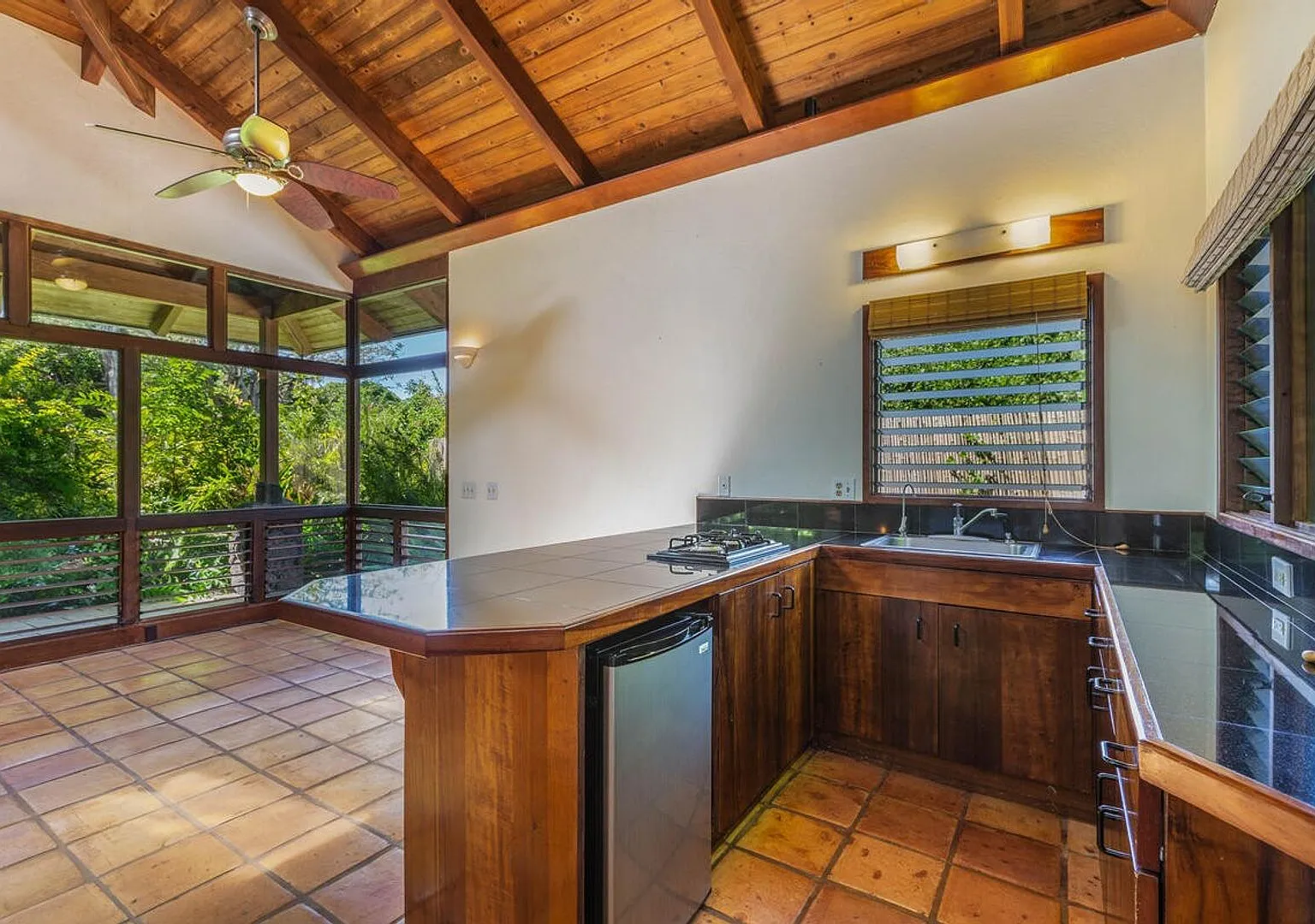 Tucked away private studio with loft and outdoor shower — Photo 4