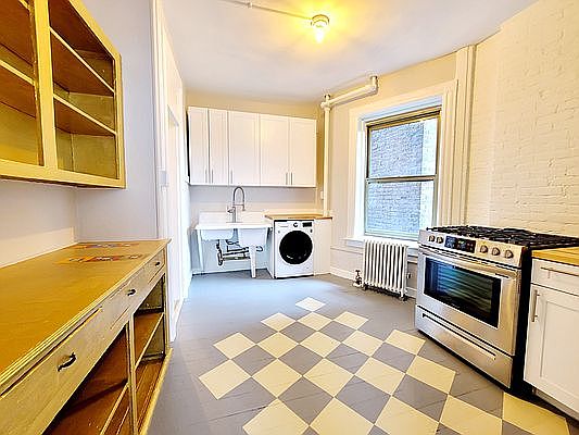 3rd image of 186 Norfolk St #4DE