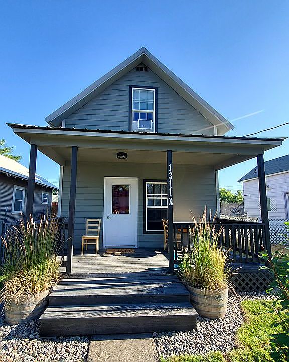 Front entry way & porch.