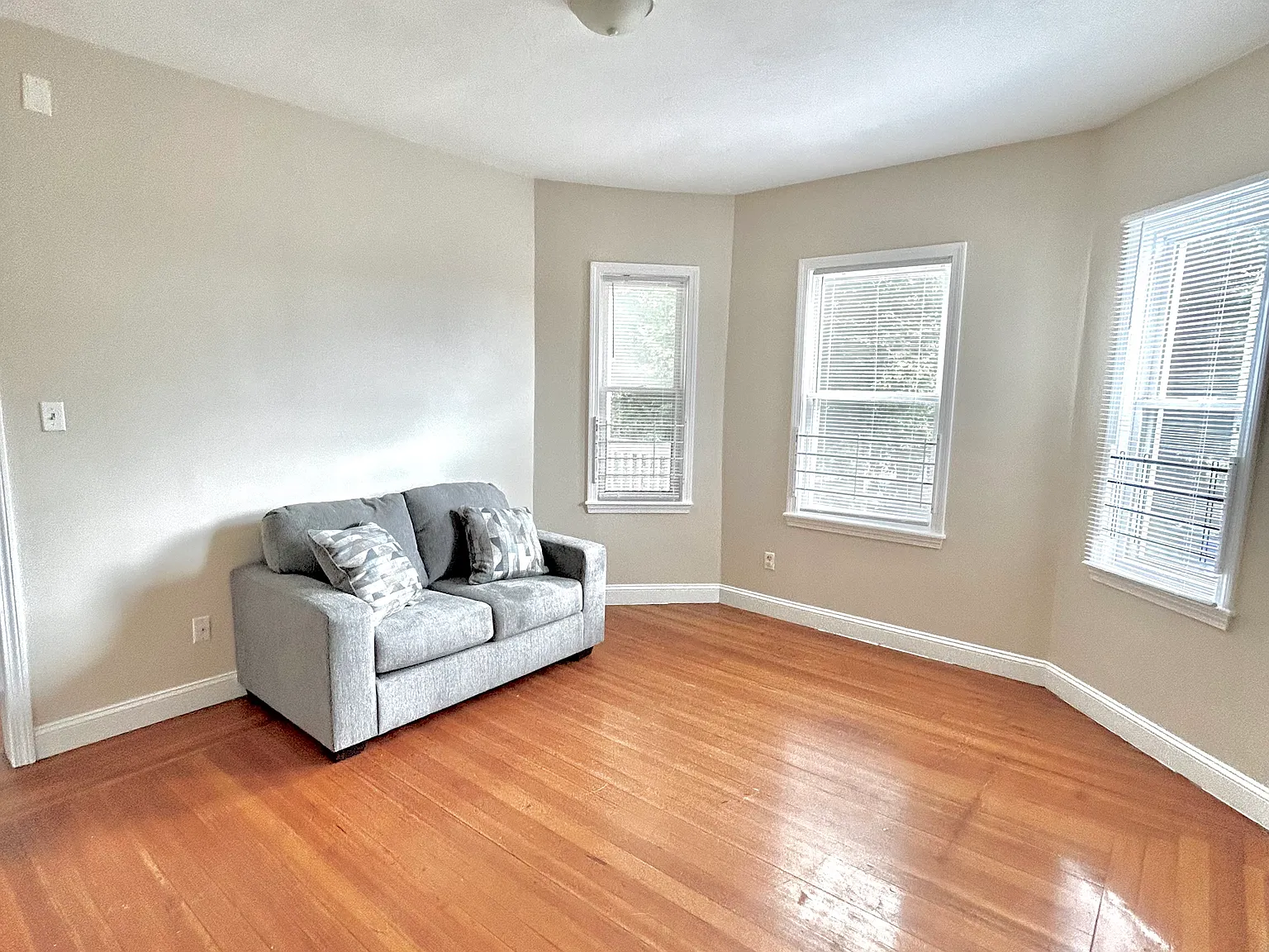 4 bed, $3,500 — Photo 2