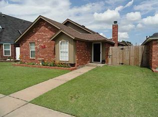 2130 Briarcliff Dr, Moore, OK 73170