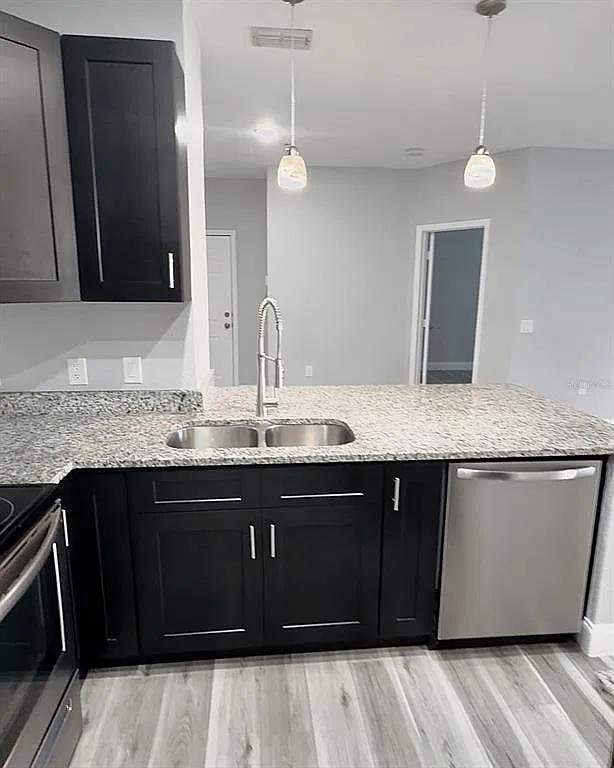 4 bed, 2.0 bath, 1372 sqft, $2,500 — Photo 3