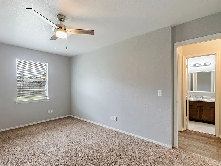 3220 E 47th St S — Photo 24