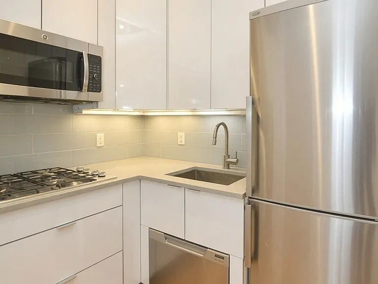 243 E 2nd St #1A — Photo 2