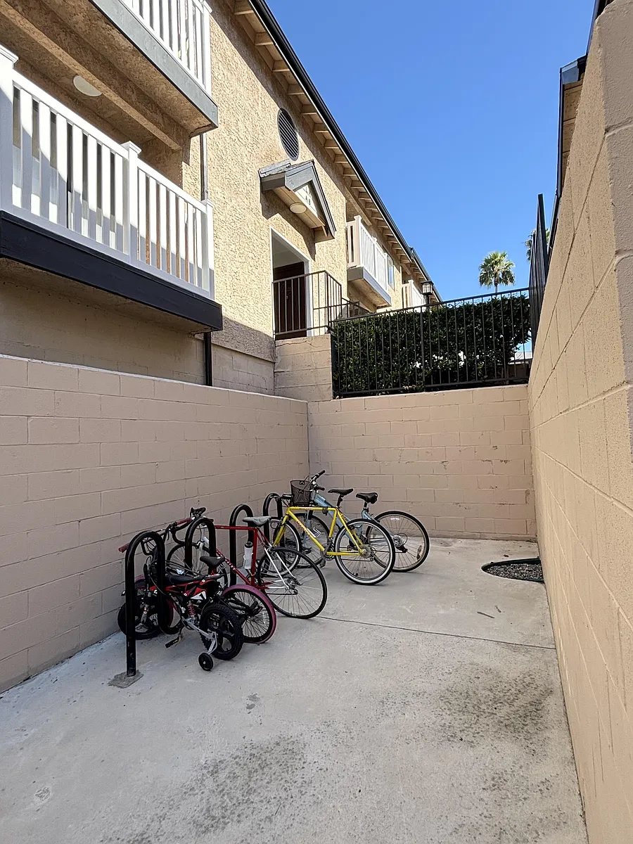 Building Photo - Almansor Villa Apartments