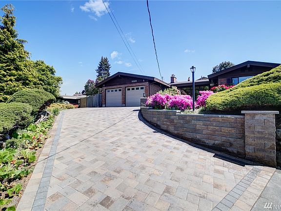Beautiful new driveway and wall.  Installed 2021.